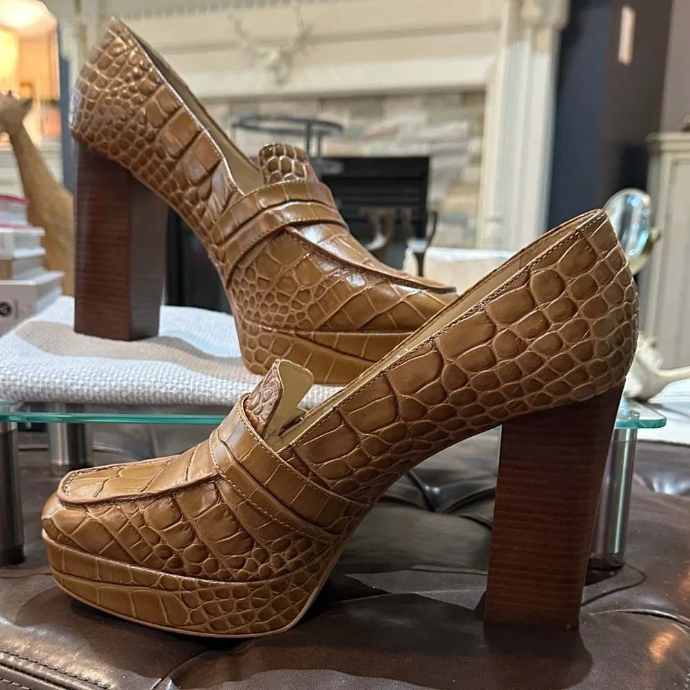 VINCE CAMUTO Mebrana Platform Pump in Brown Embossed Croc, Size 10. EUC Like New